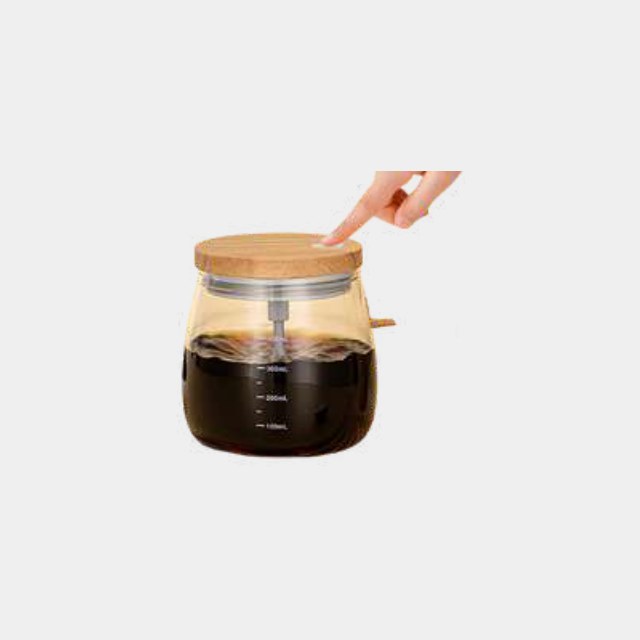 Glass self-stirring mug with a natural wooden lid, stirring coffee